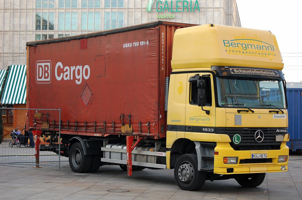 MB ACTROS 1835 f�r Wechselladepritschen (DB CARGO) als Fahrzeug der Fa. Bergamnn eventgastronomie (Schaustellerbetrieb) beim Entladen f�r den Berliner Weihnachtsmarkt am Alexanderplatz, 12.11.11