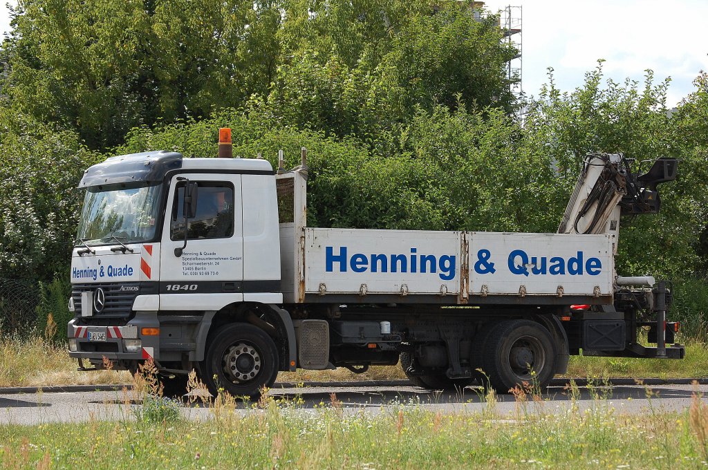 MB ACTROS 1840 Kipper (Selbstlader) der Fa. Henning & Quade, 15.07.13 Berlin-Pankow.
