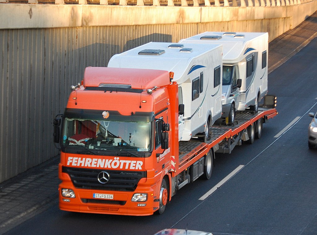 MB ACTROS 1841 Fahrzeugtransporter der Fa. FEHRENK�TTER mit zwei fabrikneuen Campingmobilen beladen, 10.01.11 Berliner Stadtautobahn H�he Knobelsdorffstr. 