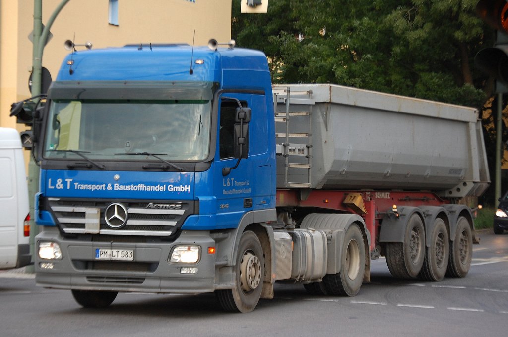 MB ACTROS 1841 Sattelkipper der Fa. L&T Transport & Baustoffhandel GmbH, 08.09.10 Berlin-Knobelsdorffstr.