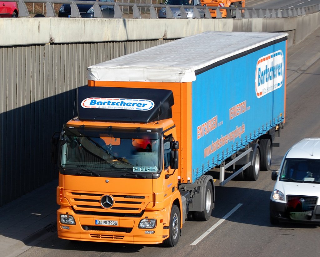 MB ACTROS 1841 Sattelzug der Entsorgungsfirma Batscherer am 03.04.09 Berliner Stadtautobahn H�he Knobelsdorffbr�cke.