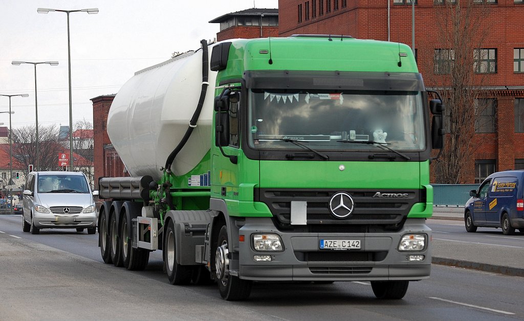 MB ACTROS 1841 Siloauflieger-Sattelzug, 08.04.13 Berlin-Putlitzbr�cke.