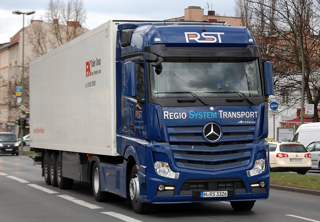 MB ACTROS 1842 der Fa. RST mit Auflieger am 10.04.12 Berlin-Beussselbr�cke.