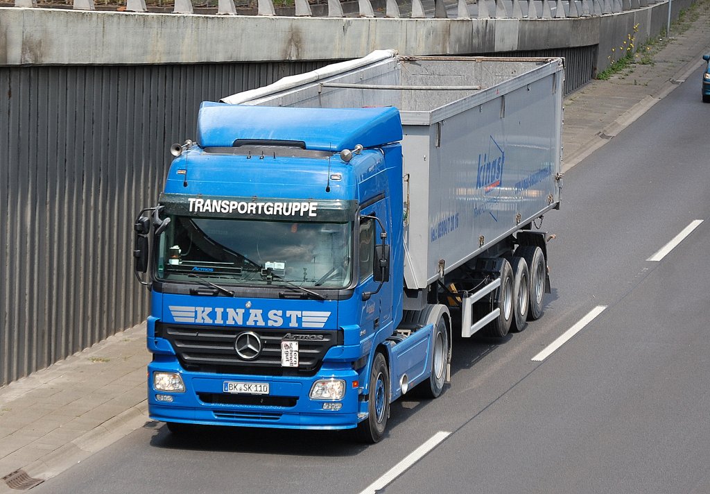 MB ACTROS 1843 mit gro�volumigen Sattelkipperauflieger der TRANSPORTGRUPPE KINAST, 12.07.11 Berliner Stadtautobahn H�he Knobelsdorffstr. 