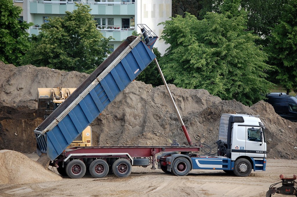 MB ACTROS 1843 Sattelkipper der Fa.RUFENA sch�tet Sand ab, 30.05.12 Berlin-Pankow.