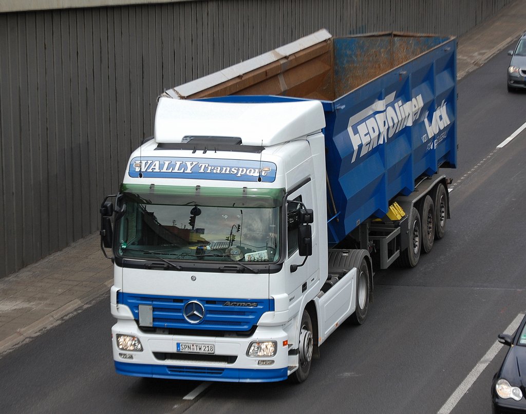 MB ACTROS 1844 der Fa. WALLY Transport mit gro�volumigen FERROliner Kippauflieger mit Planenabdeckung, 08.09.10 Berliner Stadtautobahn H�he Knobelsdorffstr.