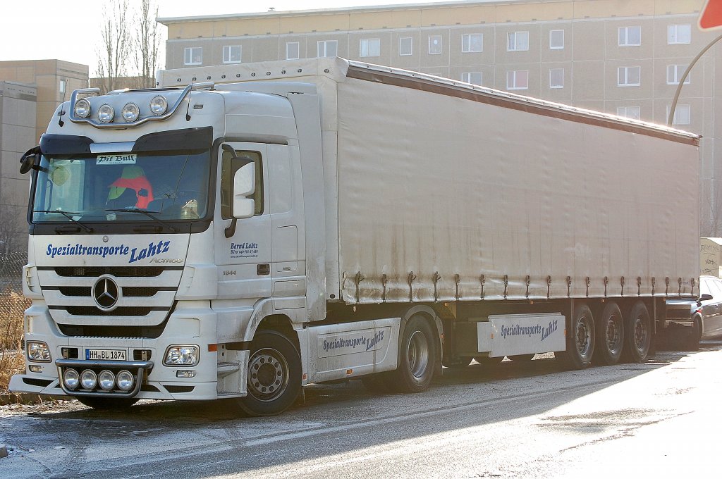 MB ACTROS 1844 mit Auflieger der Fa. Spezialtransporte Lahtz, 22.01.11 Berlin-Pankow.
