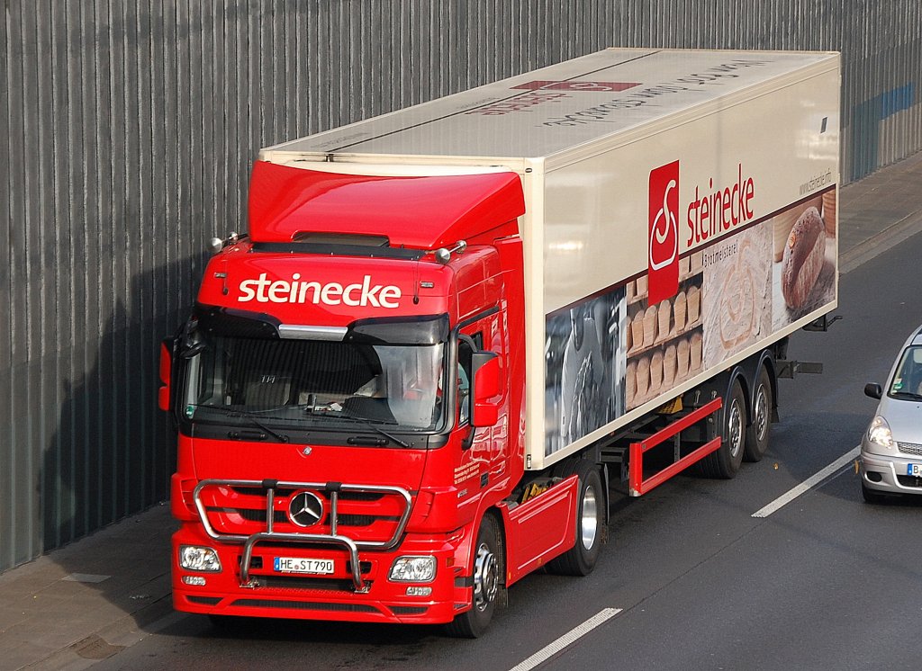 MB ACTROS 1844 mit Auflieger der Fa. steinecke, 04.11.11 Berliner Stadtautobahn H�he Kaiserdamm.