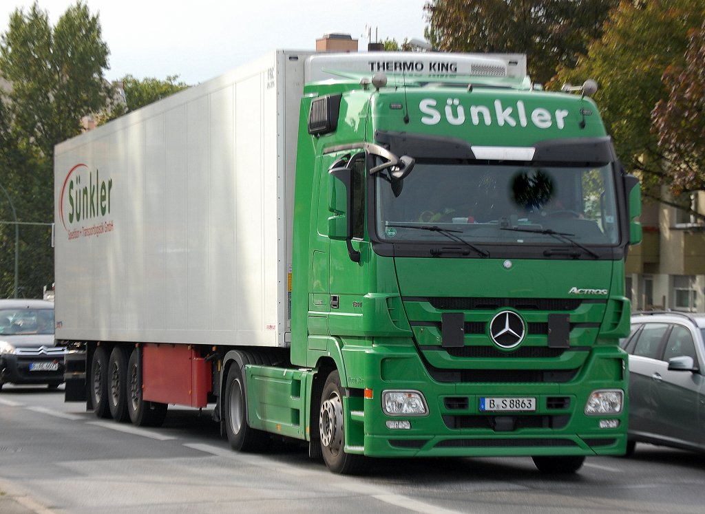 MB ACTROS 1844 mit K�hlthermoauflieger der Sped. S�nkler, 26.09.12 Berlin-Beusselbr�cke. 