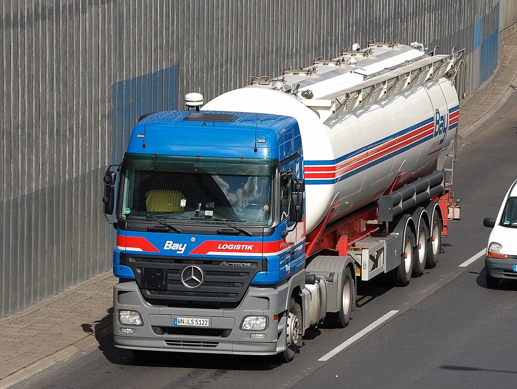 MB ACTROS 1844 Mit Siloauflieger der Fa. Bay LOGISTIK, 16.09.10 Berliner Stadtautobahn H�he Kaiserdamm. 