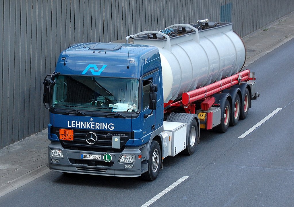 MB ACTROS 1844 mit Tankauflieger der Fa. LEHNKERIN lt Gefahrstofftafel 80/3264 f�r Aluminiumsulfat (fl�ssig) Transporte, 12.07.11 Berliner Stadtautobahn H�he Knobelsdorffstr.