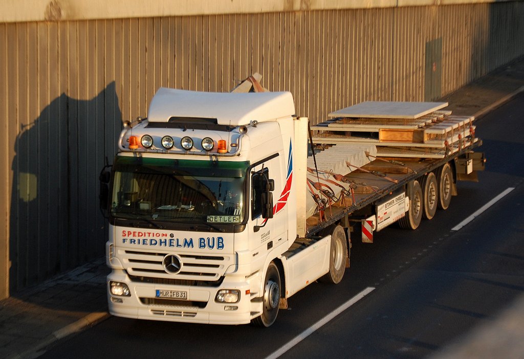 MB ACTROS 1844 der Sped. FRIEDHELM BUB mit Sattelzug mit Betonfertigteilen, 18.10.10 Berliner Stadtautobahn H�he Knobelsdorffstr. 