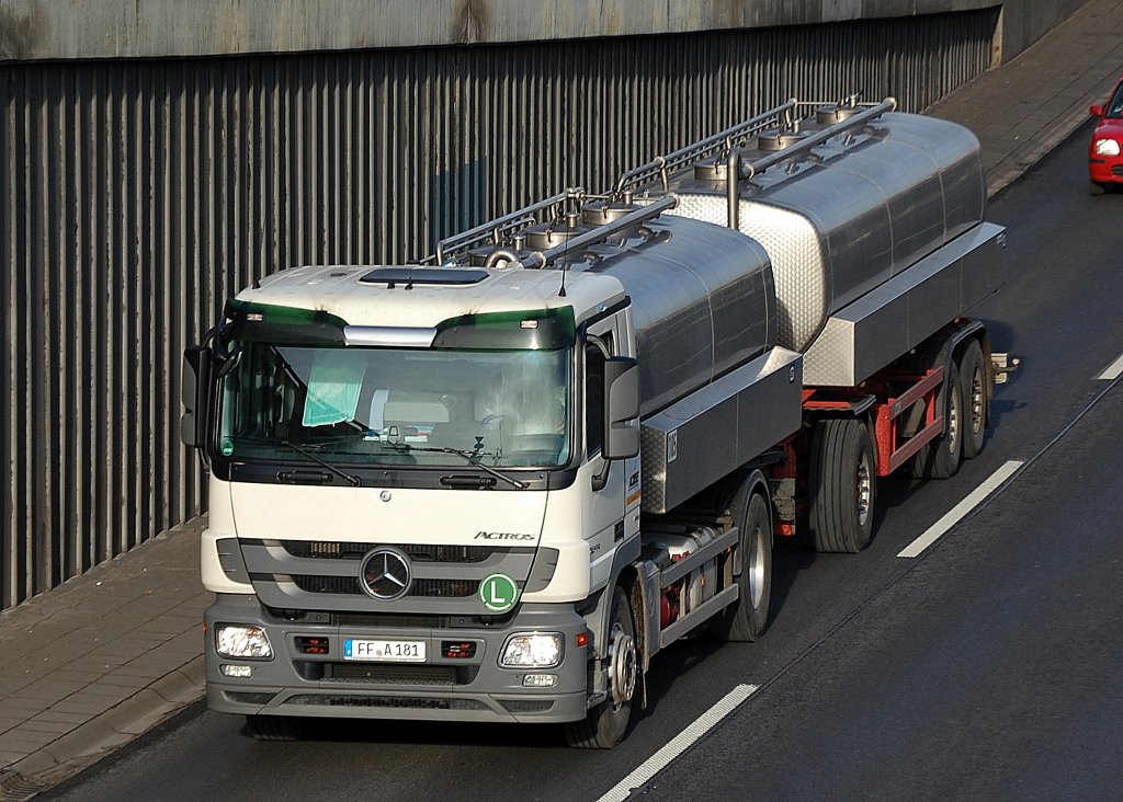 MB ACTROS 1844 Tanklaster f�r Lebensmitteltransporte (h�ufig Frischmilch) mit Tankh�nger, 18.01.12 Berliner Stadtautobahn H�he Knobelsdorffstr.