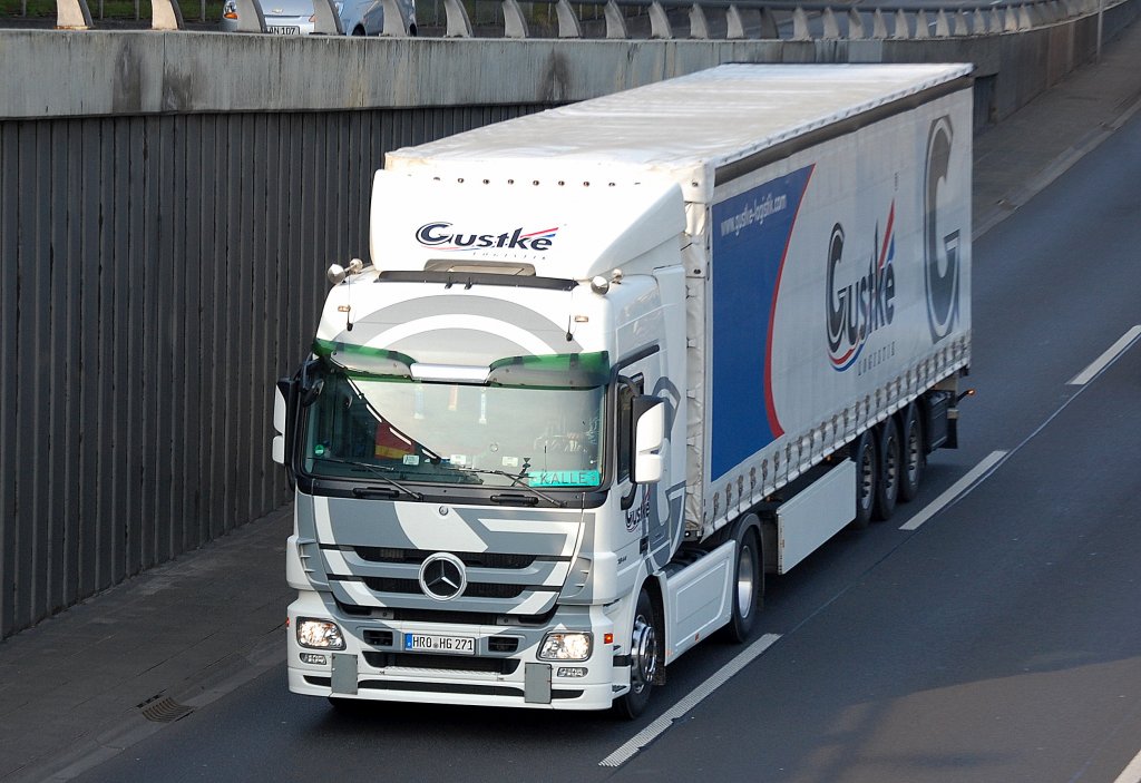 MB ACTROS 1844 Zugmaschine der Fa. Gustke LOGISTIK mit Auflieger, 25.10.11 Berliner Stadtautobahn H�he Knobelsdorffbr�cke.