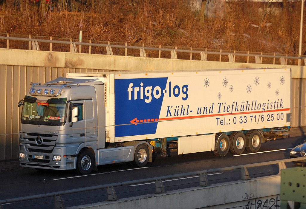 MB ACTROS 1844 Zugmaschine mit K�hlthermoauflieger der Fa. frigo-log, 10.01.11 Berliner Stadtautobahn H�he Knobelsdorffstr. 