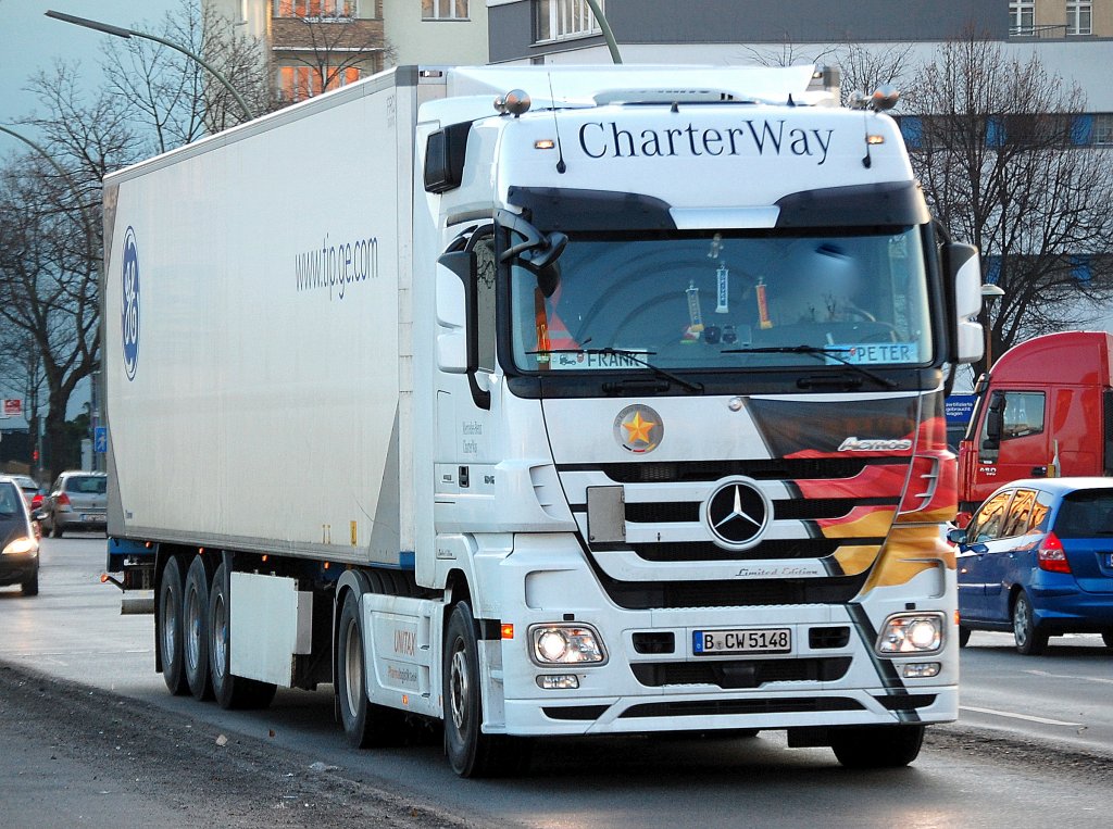 MB ACTROS 1846 Limited Edition Zugmaschine der Leasingfirma Charter Way als Sattelzug, 10.01.11 Berlin Knobelsdorffbr�cke.
