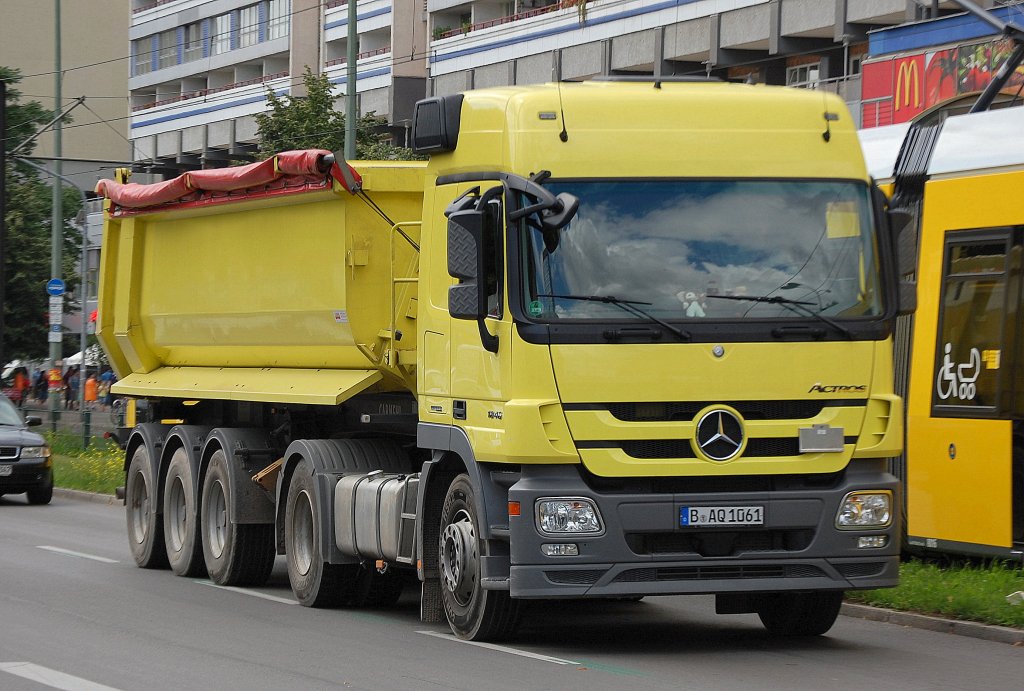 MB ACTROS 1846 Sattelkipper, 09.07.12 Berlin Alexanderplatz.