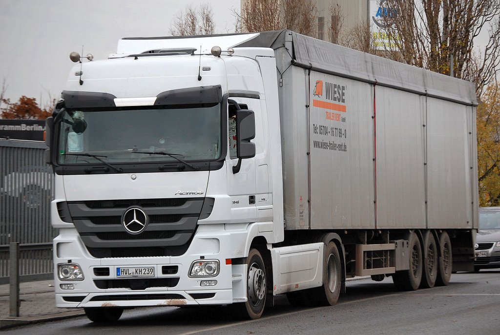 MB ACTROS 1846 Sattelzug der Sped. WIESE verl��t den Berliner Westhafen, 27.11.12 