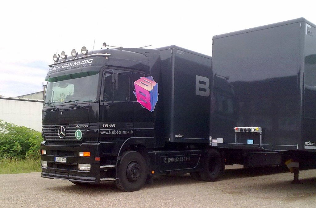 MB ACTROS 1846 Zugmaschine der Fa. BLACK BOX MUSIC (Veranstaltungstechnik), August 2011 Berlin-Wilhelmsruh.