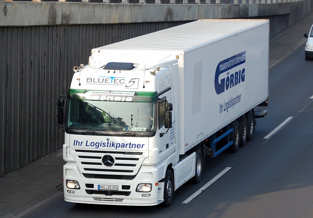 MB ACTROS 1846 Zugmaschine der Fa. TRANSPORTUNTERNEHMEN G�RBIG mit Auflieger, 25.10.11 Berliner Stadtautobahn H�he Knobelsdorffbr�cke.