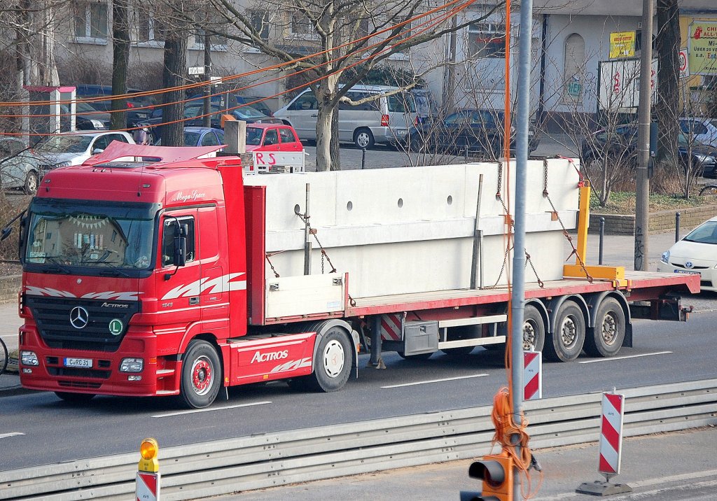 MB ACTROS 1848 Mega Space Zugmaschine mit Flachauflieger mit Betonfertigteilen, 28.02.11 Berlin-Adlershof.