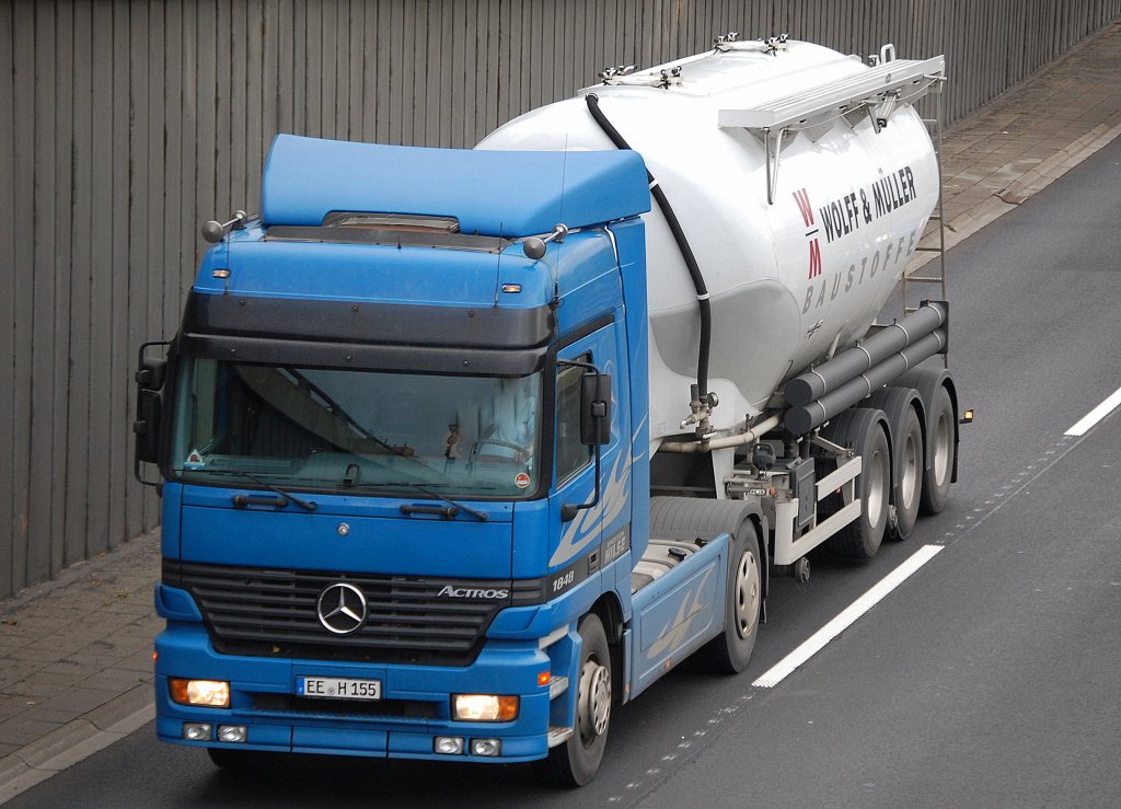MB ACTROS 1848 mit Siloauflieger der Fa. WOLF & M�LLER BAUSTOFFE am 22.10.10 Berliner Stadtautobahn H�he Knobelsdorffstr.