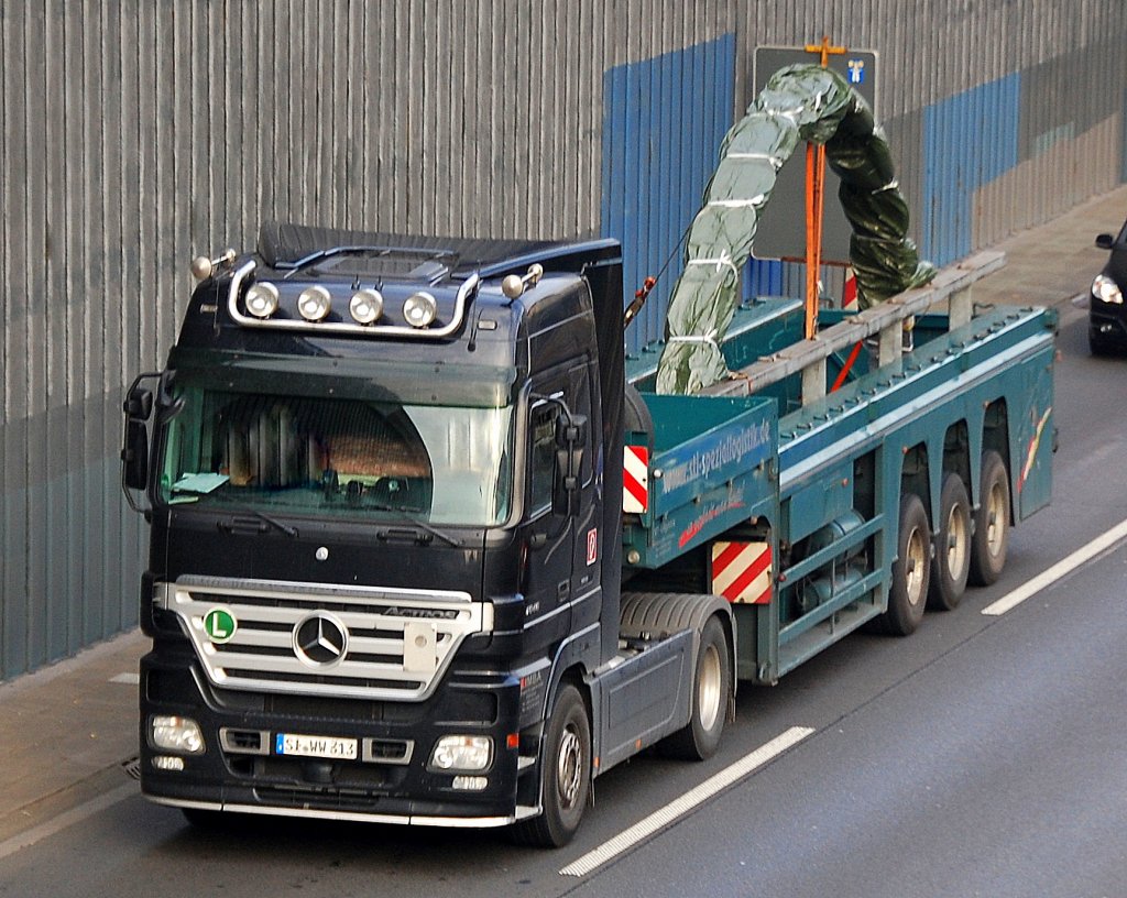 MB ACTROS 1848? mit Spezialauflieger mit Bauteil(Bogen)beladen, 04.11.11 Berliner Stadtautobahn H�he Kaiserdamm. 