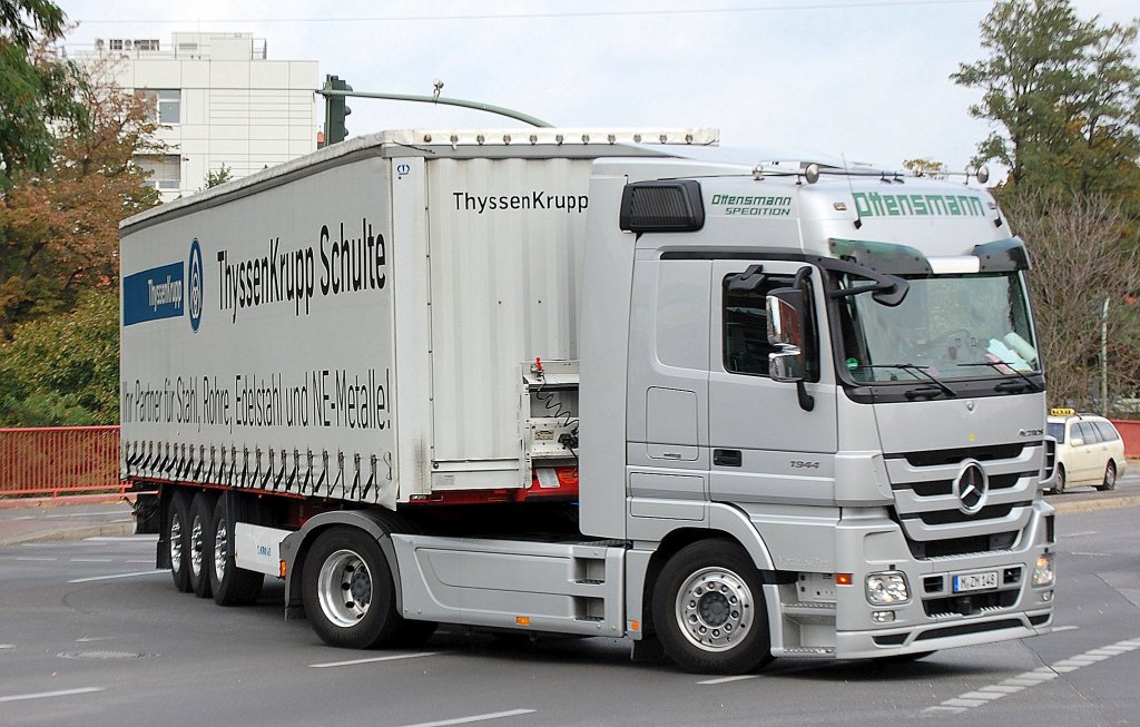 MB ACTROS 1944 Zugmaschine der Sped. Ottensmann mit ThyssenKrupp Auflieger am 05.10.11 Berlin-Moabit.