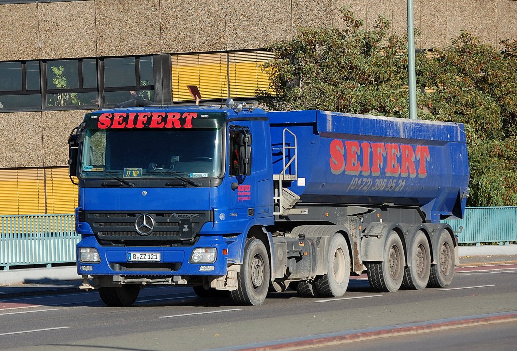 MB ACTROS 2044 Sattelkipper der Fa. SEIFERT, 18.10.12 Berlin Putlitzbr�cke.