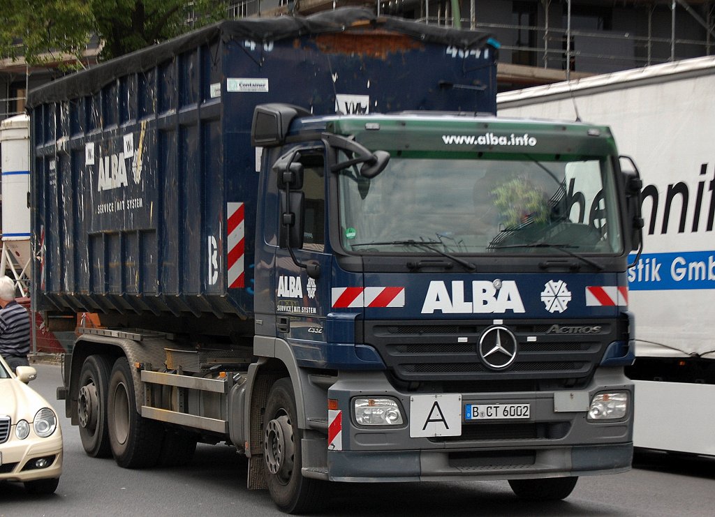 MB ACTROS 2532 Abrollkipper der Fa. ALBA, 02.07.12 Berlin-Pankow.