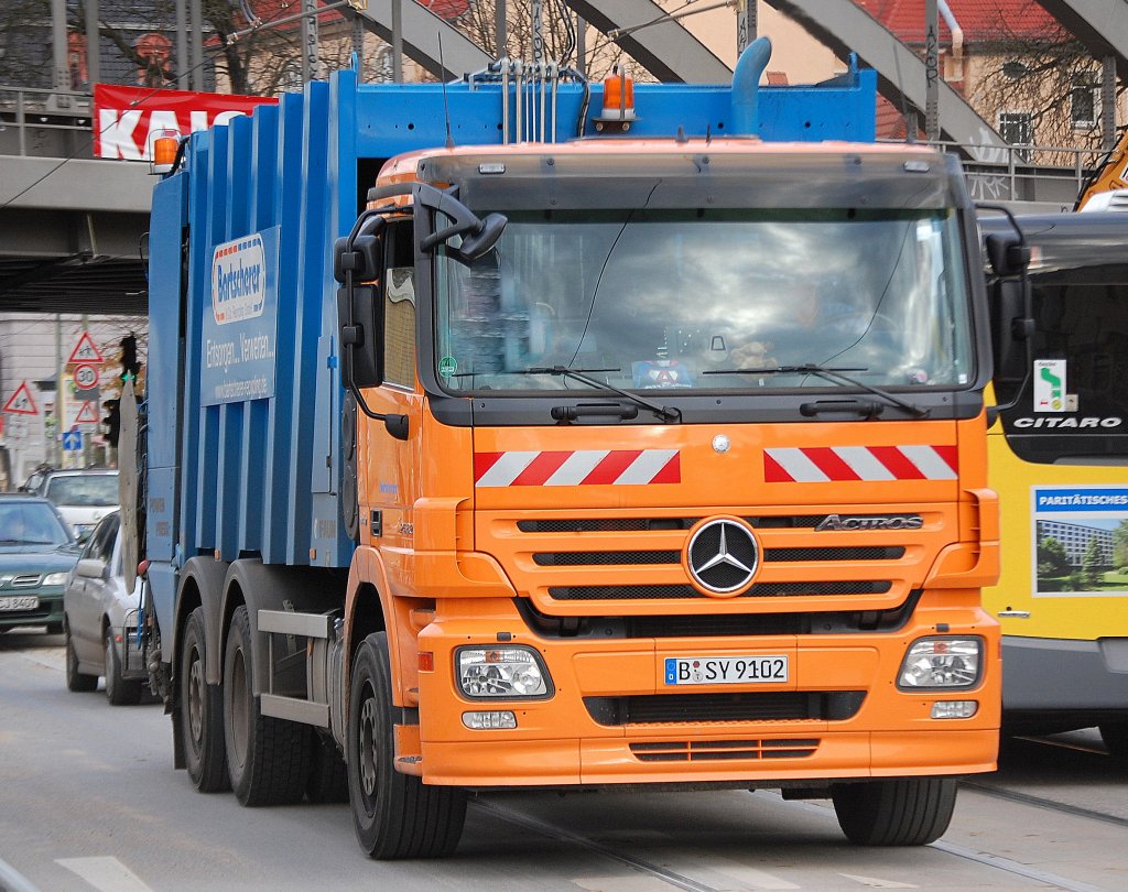 MB ACTROS 2532 M�llentsorgungsfahrzeug der Fa. Bartscherer aus Berlin, 26.11.09 Berlin-Pankow.