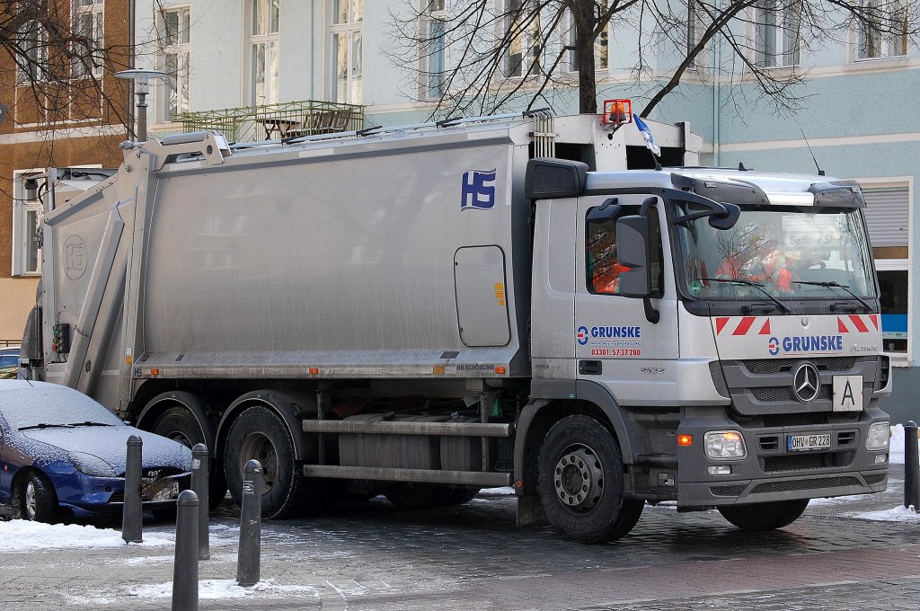 MB ACTROS 2532 M�llentsorgungsfahrzeug der Fa. GRUNSKE Metall-Recycling GmbH & CoKG, einer Firma die jetzt auch verst�rkt in Berlin t�tig ist, 15.03.13 Berlin-Pankow.