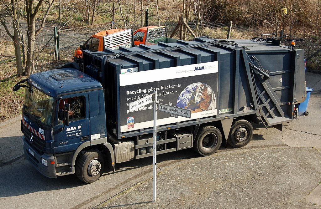 MB ACTROS 2532 M�llentsorgungsfahrzeug mit HALLER M�llpresse der Recyclingfa. ALBA f�r Altpapierabholung, 22.03.12 Berlin-Pankow.