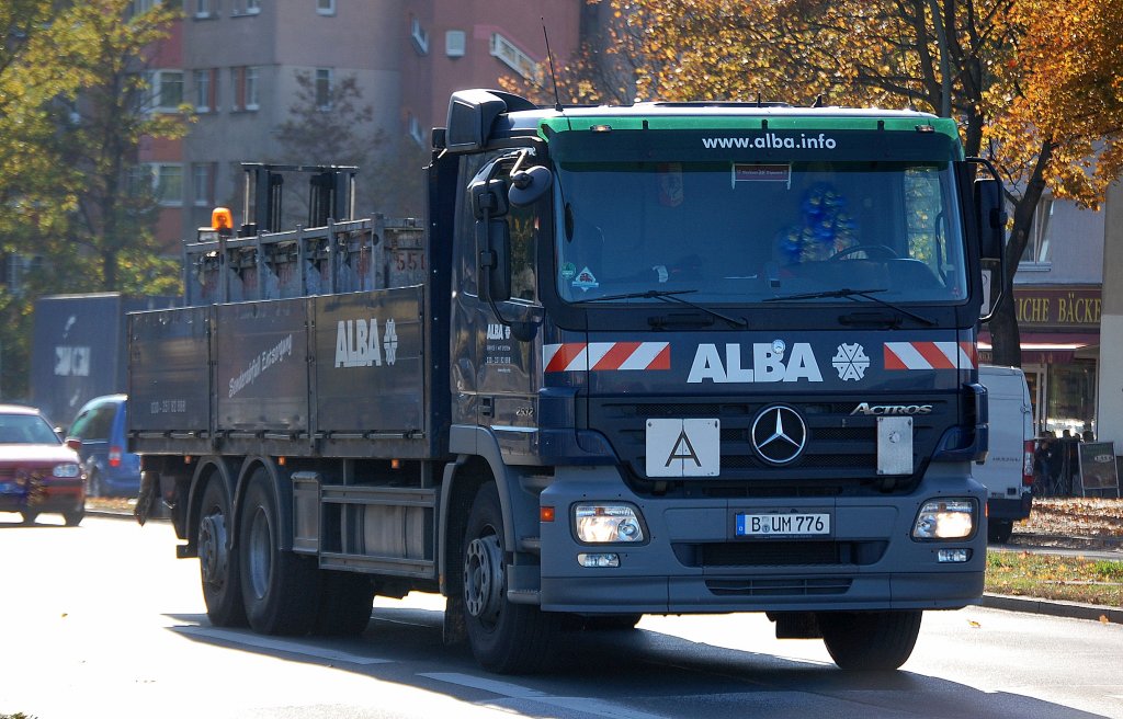 MB ACTROS 2532 Pritschen-LKW der Recyclingfirma ALBA mit Mitnahmestapler und Entsorgungsbeh�ltern, 29.10.12 Berlin-Beusselbr�cke.