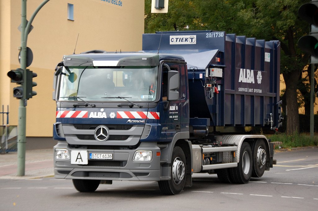 MB ACTROS 2536 Abrollkipper mit M�llcontainer der Recyclingfirma ALBA, 21.09.10 Berlin-Knobelsdorffstr.