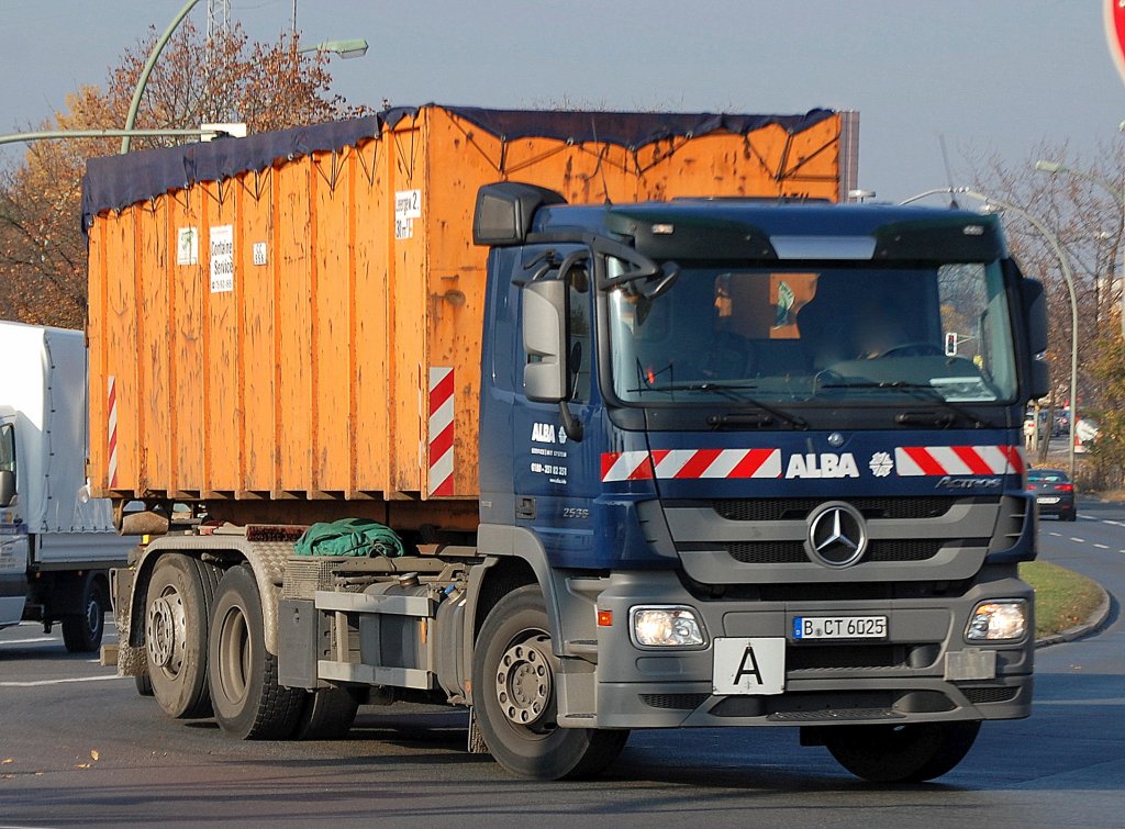 MB ACTROS 2536 Abrollkipper der Recyclingfirma ALBA auf dem Weg zum Berliner Westhafen, 02.11.11