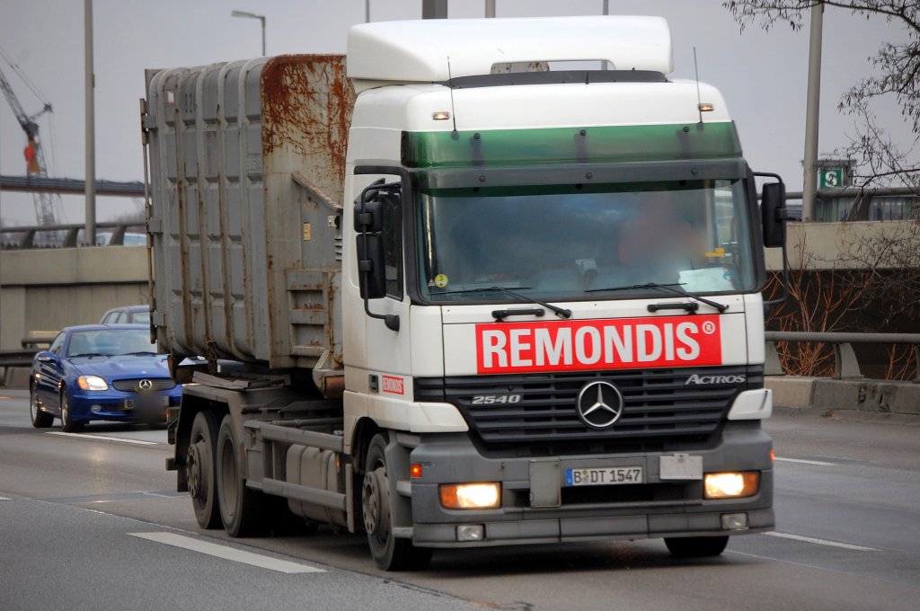 MB ACTROS 2540 Abrollkipper der Entsorgungsfirma REMONDIS, 08.12.08 Berliner Stadtautobahn H�he Spandauer Damm.