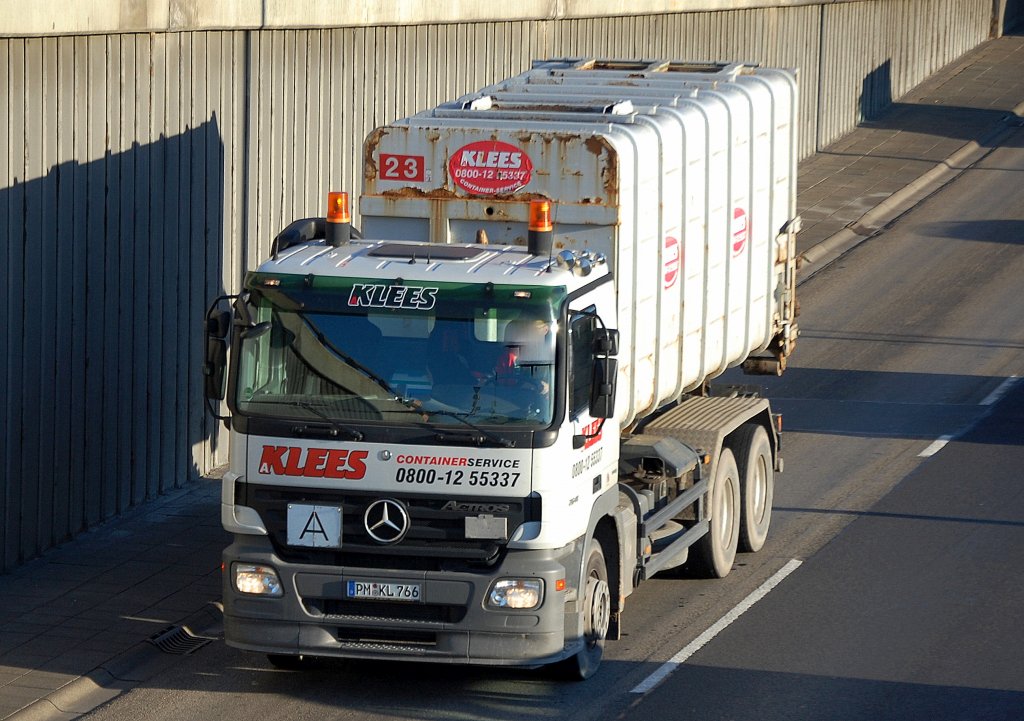 MB ACTROS 2541 Abrollkipper der Fa. KLEES CONTAINER SERVICE, 31.08.10 Berliner Stadtautobahn H�he Knobelsdorffstr.