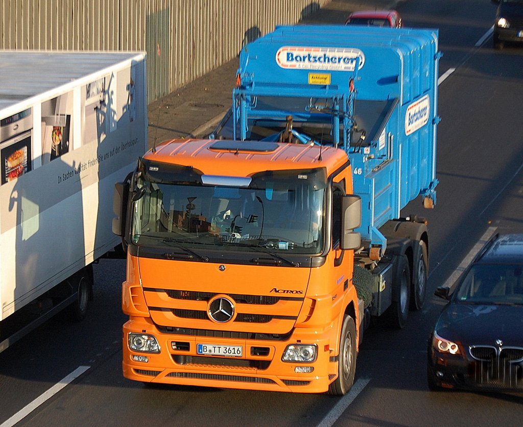 MB ACTROS 2541 Abrollkipper mit Spezialrecyclingcontainer der Fa, Bartscherer aus Berlin, 18.10.10 Berliner Stadtautobahn H�he Knobelsdorffstr.