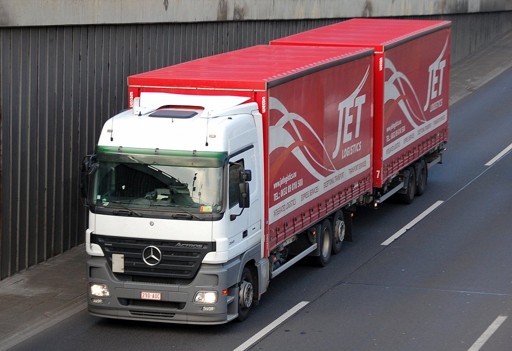 MB ACTROS 2541 H�ngerzug der Fa. JET LOGISTICS, 25.10.11 Berliner Stadtautobahn H�he Knobelsdorffbr�cke.