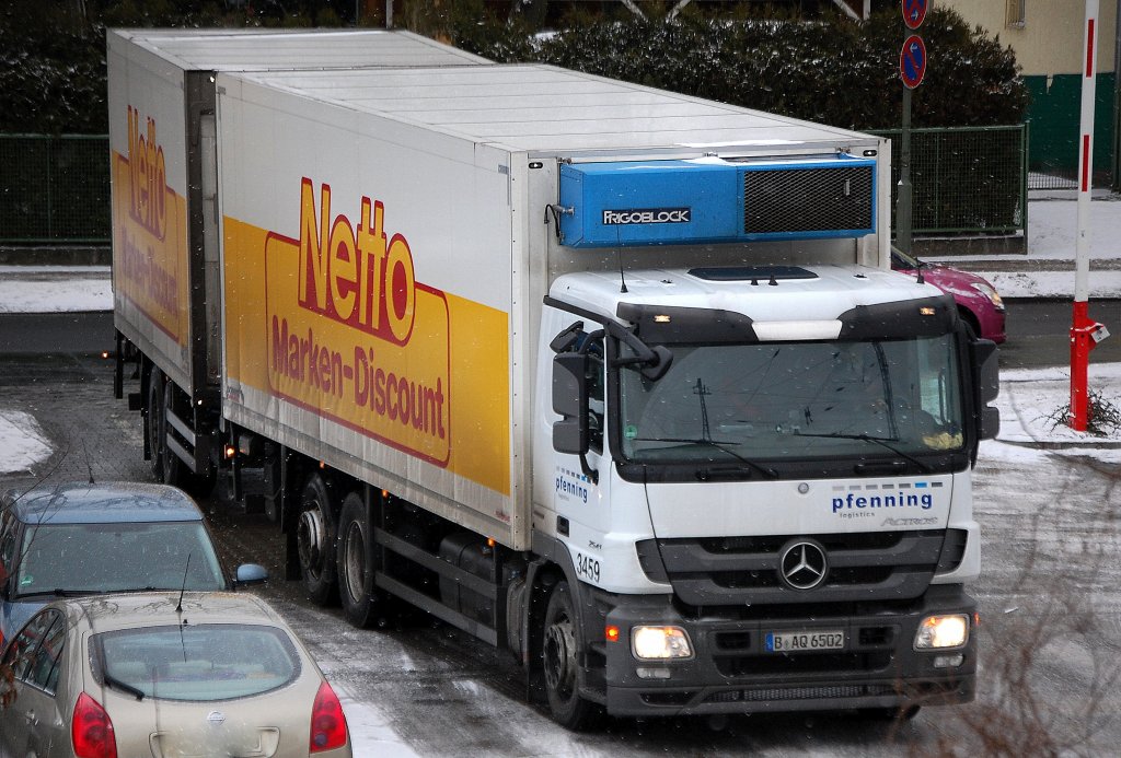 MB ACTROS 2541 H�ngerzug mit Kastenaufbau + K�hlthermo der Sped. pfenning logistics f�r den Discounter Netto, 21.01.13 Berlin-Karow.