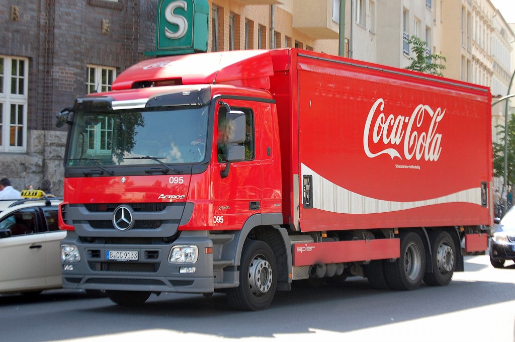 MB ACTROS 2541 mit Kastenaufbau der Fa. CocaCola am 11.05.11 Berlin-Pankow.