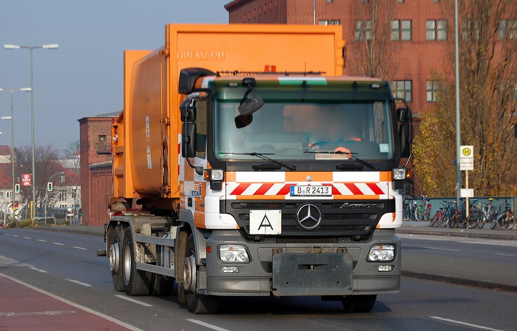 MB ACTROS 2541 Wechseltr�ger mit HUSMANN M�llpresse der Berlin Recycling GmbH, 20.11.12 Berlin Putlitzbr�cke.