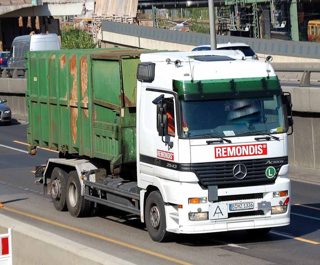 MB ACTROS 2543 Abrollkipper der Fa. REMONDIS am 09.09.09 Berliner Stadtautobahn H�he Kaiserdamm.