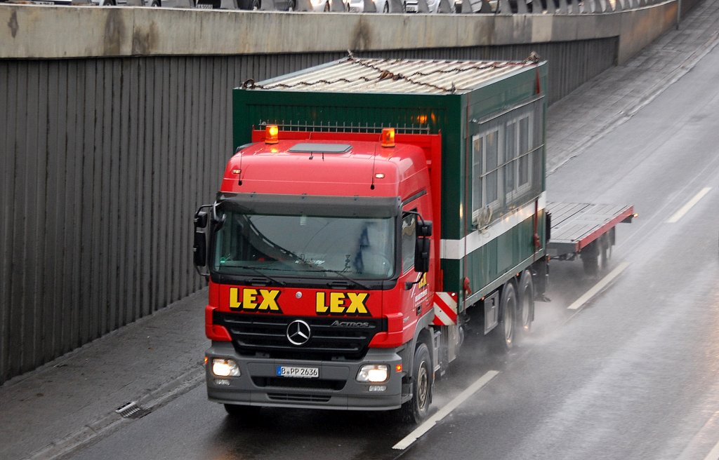 Mb ACTROS 2543 Wechsellade-LKW der Leasingfirma LEX mit �berbreiten Baucontainer beladen + h�nger, daher mit Warnlicht unterwegs, 25.01.11 Berliner Stadtautobahn H�he Knobelsdorffbr�cke.
