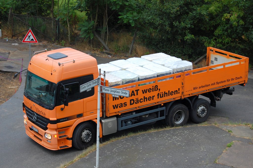 MB ACTROS 2544 Baustoff-LKW der Fa. MOGAT WERKE, 29.07.13 Berlin-Pankow.