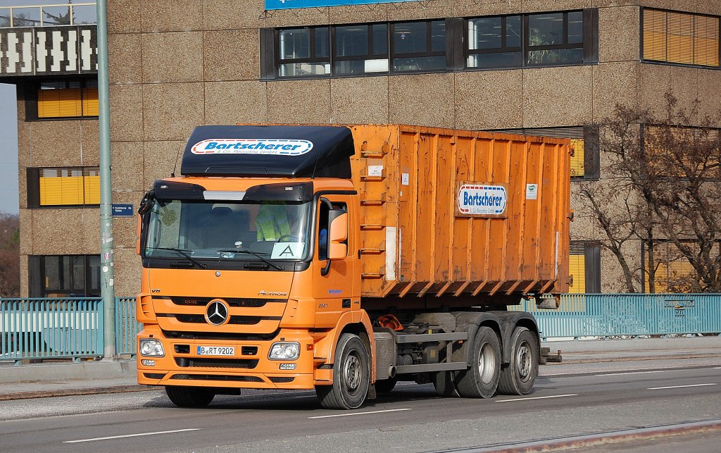 MB ACTROS 2551 Abrollkipper der Recyclingfirma Bartscherer, 05.02.13 Berlin-Putlitzbr�cke.