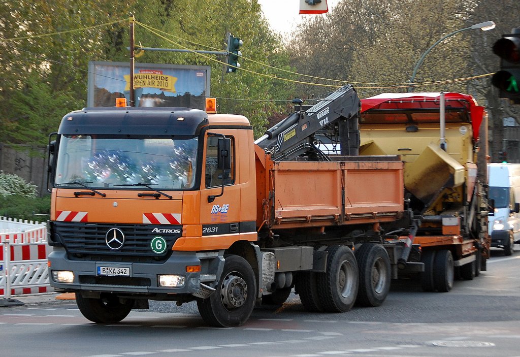 MB ACTROS 2631 Baukipper der Fa. AS+BE mit H�nger mit Asphaltfertiger beladen, 28.04.10 