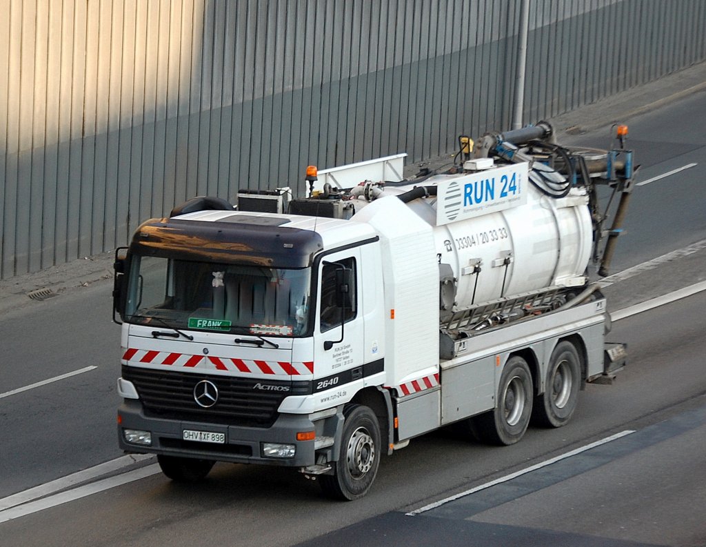 MB ACTROS 2640 Abwasserentsorgungsfahrzeug der Fa. RUN 24 am 25.03.10 Berliner Stadtautobahn H�he Kaiserdamm.