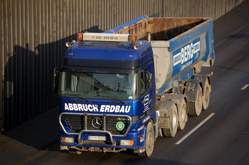 MB ACTROS 2648 Sattelkipper der Fa. ABBRUCH BERG ERDBAU, 06.02.09 Berliner Stadtautobahn H�he Knobelsdorffbr�cke.